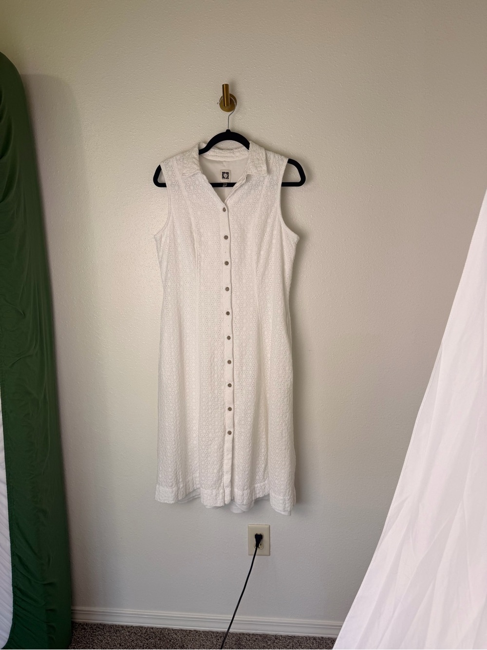 Anna Klein Minimalist Classic Sleeveless White Button-Front Dress - Picture 6 of 8